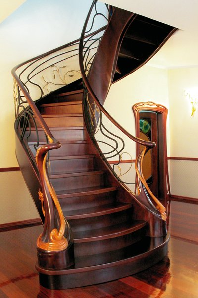 Богатая деревянная лестница.