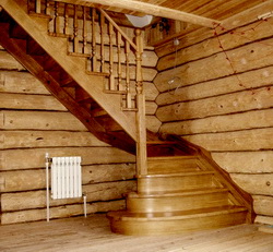 Лестница маршевая в деревянном доме.